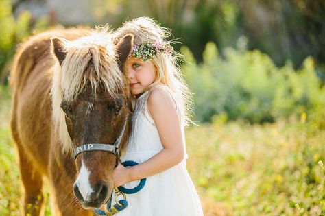 A maternity photography session in california with mother daughter their horse and a creek Horse Quotes Inspirational, Pet Christmas Pictures, Baby Pangolin, Mother Daughter Maternity, Horse Appaloosa, Family Dog Photos, Christmas Pet Photos, Horse Riding Gear, Brain Storming