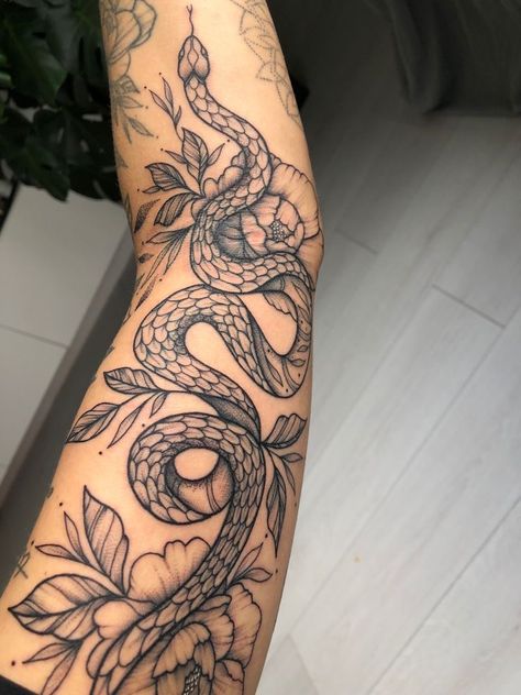 Bicep Tattoo Women, Inner Bicep Tattoo, Feminine Minimalist, Bicep Tattoo, Egyptian Tattoo, Medusa Tattoo, Leg Tattoos Women, Feminine Tattoo, Tattoo Ideas Female