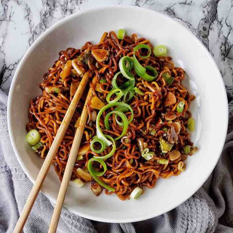 Simple Asian Sauce, Asian Noodles Sauce, Fried Ramen Noodles, Noodles With Soy Sauce, Simple Sesame Noodles, Soy Sauce Noodles, Sesame Noodles Recipe, Soy Ginger Sauce, Fried Ramen