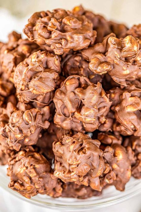 Butterscotch Peanut Clusters, Peanut Clusters In Crockpot, Hamburger Meals, Curry Soup Recipes, Chocolate Peanut Clusters, Yummy Candy, Peanut Clusters, Toffee Chips, Salted Nuts