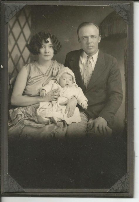 Family photo, 1920's. 1920s Family Photo, Changeling Oc, Golden Afternoon, Regular People, Vintage Family, Old Family Photos, Street Life, Orient Express, Family Art