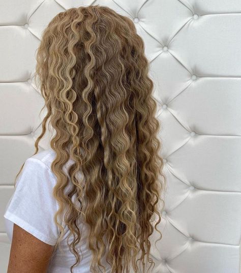 Do you enjoy cute crimped hair looks? Are you someone who knows how to style your hair this way? If you’re someone who knows how to wear stylish old-s... Hairstyles With Crimped Hair, Krimped Hairstyles, Crimped Hairstyles, Hair Crimper, Crimped Hair, Long Curly Hair, Stylish Hair, Long Curly, Hair Waves