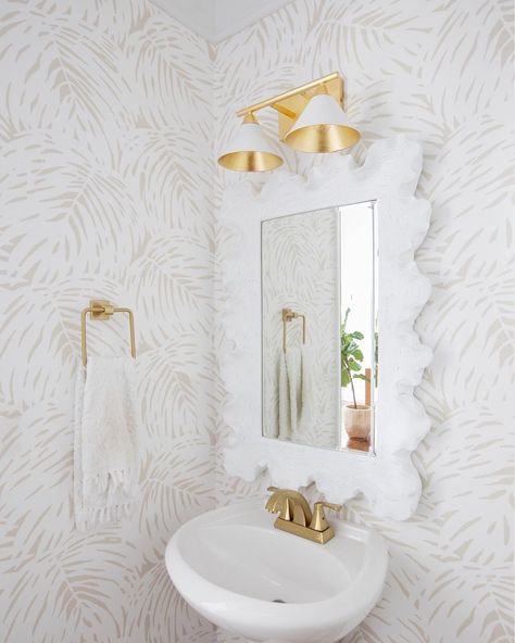 Megan Molten on Instagram: “Wallpaper crush! I love using wallpapers through the home but especially in small spaces such as a powder room for a POP of fun! 🤍 Follow…” Coastal Powder Room Ideas, Half Bath Wallpaper, Coastal Powder Room, Serena And Lily Wallpaper, Megan Molten, Beach House Bathroom, Powder Room Wallpaper, Powder Room Decor, Dining Room Wallpaper