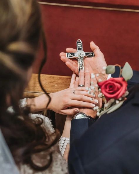 Marrige Pose Wedding Photos, Unique Christian Wedding Ideas, Christian Wedding Poses, Christian Marriage Photography, Catholic Wedding Photos, Catholic Wedding Ideas, Catholic Wedding Aesthetic, Catholic Wedding Photography, Jesus Wedding