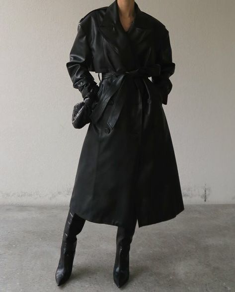 Black Trench Coat, Power Dressing, Leather Trench Coat, Looks Chic, Trench Coats Women, Dark Fashion, About Fashion, Lookbook Outfits, Looks Vintage