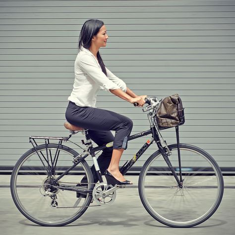 women's bike pants!  screw levi's and their notion that only men are interested in fashionable non-lycra bike wear. Outfits Mit Leggings, Bicycle Chic, Urban Cycling, Bike Pants, Cyclocross Bike, Pretty Bike, Riding A Bike, Cycle Chic, Biking Outfit