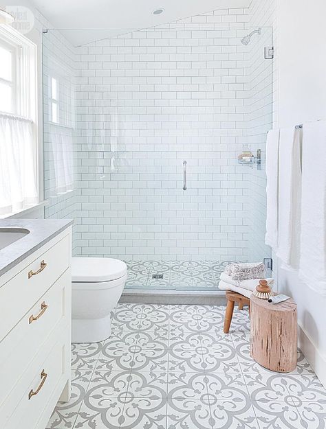 Chevron Tiles, Makeover Kamar Mandi, White Bathrooms, White Grout, Relaxing Bathroom, Bad Inspiration, Black Herringbone, Modern Eclectic, Gray Marble