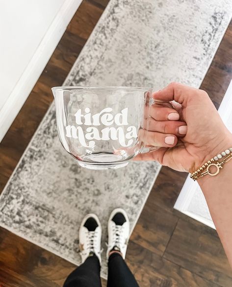 Clear Coffee Mug Designs, Glass Mug Design Ideas, Clear Coffee Mug Vinyl, Vinyl Mugs Ideas, Popular Mug Designs, Cricut Mug Ideas Vinyls, Mom Mugs Vinyl, Glass Coffee Mugs Vinyl, Glass Mug Design