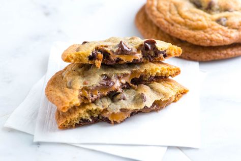 Easy stuffed cookies with Milky Way bars. Use our cookie dough recipe or store-bought. Stuffed Cookies, Buy Cookies, Cookie Dough Recipes, Cookie Bar Recipes, Easy Chocolate, Cookies Recipes Christmas, Cookie Desserts, Vegetarian Chocolate, Sweets Treats