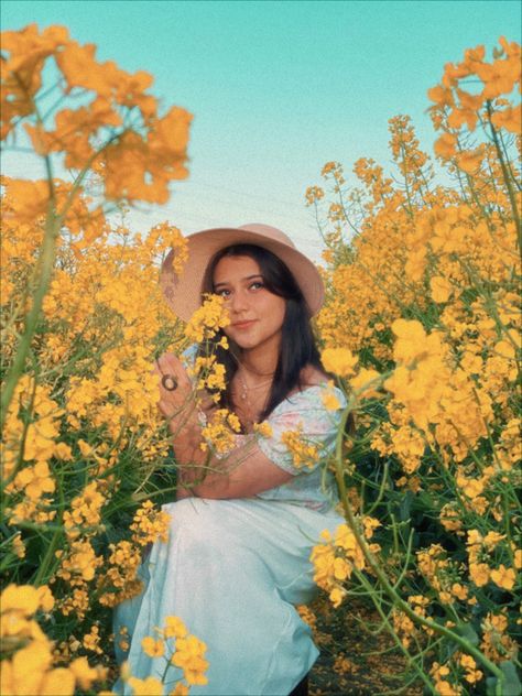 Vintage Senior Pictures, Whimsical Photoshoot, Princess Shot, Rapeseed Field, Canola Field, Yellow Fields, Spring Photoshoot, Flower Photoshoot, Summer Photoshoot