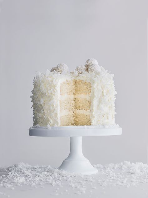 Love coconut snowballs? Then you really need to try our coconut cake! Make this indulgent showstopper cake for parties, birthdays or a weekend treat Fruit Cake Ideas, Christmas White Chocolate, Cakes Coconut, Snowball Cake, Best Christmas Cake Recipe, Kids Dinners, Meringue Icing, Fruit Cake Recipe Christmas, Fluffy Cream Cheese Frosting