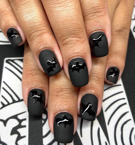 37 Halloween Nail Art Ideas That Are Equal Parts Eerie and Cute | Allure Halloween Bat Nails, Halloween Nail Art Easy, Halloween Nail Art Ideas, Bat Nails, Fun Manicure, Black Halloween Nails, Nail Art Halloween, Halloween Nails Easy, Nails Classy