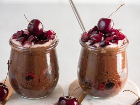 Cherry Chocolate Chia Pudding | The Green Loot Chocolate Cherry Chia Pudding, Cherry Chia Pudding, Chai Pudding, Chocolate Chia Pudding, Vegan Guide, Cherry Chocolate, Small Mason Jars, High Protein Breakfast, Cocktail Desserts