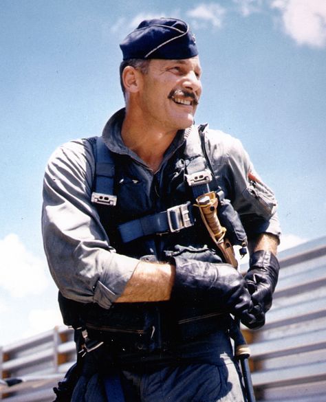 Robin Olds He was a "triple ace", with a combined total of 16 victories in World War II and the Vietnam War.He retired in 1973 as a brigadier general. Robin Olds, P 51 Mustang, F-14 Tomcat, Flying Ace, American Fighter, Military Pictures, Space Museum, Air And Space Museum, Historic Photos