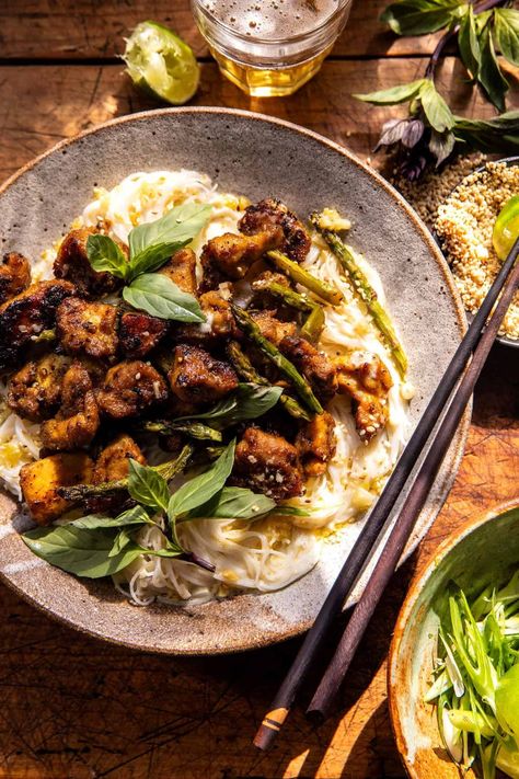 Thai Basil Chicken and Garlic Butter Noodles: The super fast Thai chicken noodle bowl that looks like takeout but tastes even yummier! Pork Bowl, Garlic Butter Noodles, Vietnamese Grilled Pork, Butter Noodles, Steak And Rice, Thai Basil Chicken, Vietnamese Pork, Diner Recept, Beef Salad