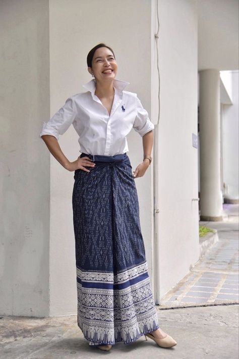 Dress Muslim Modern, Modern Filipiniana Dress, Thai Silk Dresses, Batik Skirt, Filipiniana Dress, Thai Fashion, Minimalist Fashion Women, Ikat Dress, Thai Traditional Dress