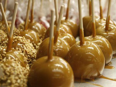 getty caramel apple Healthy Caramel Apple, Vegan Halloween Treat, Fall Traditions, Caramel Apples Recipe, State Fair Food, Caramel Apples Easy, Honey Caramel, Carnival Food, Food On Sticks