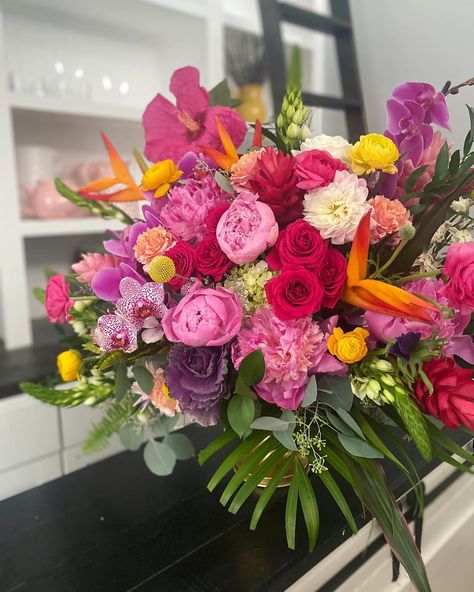 Fiori Floral Studio on Instagram: “#🌺 #hibiscus in the house  . . . . . #cville #cvilleflorist #cvilleflowers #cvillefloral #love #tropical #tropicalflowers #tropicalbouquet…” Hibiscus Floral Arrangement, Hibiscus Arrangement, Pink Hibiscus Bouquet, Small Tropical Floral Arrangements, Tropical Flower Centrepiece, Flower Arrangements Tropical, Floral Studio, Beautiful Flower Arrangements, Tropical Flowers