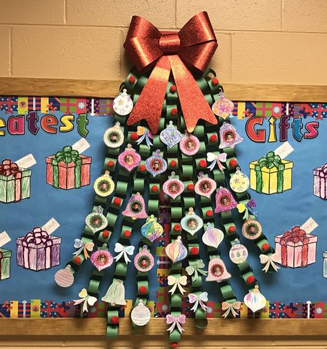 Christmas Theme Board Classroom, Christmas School Display Boards, Christmas Class Board Ideas, Holidays Bulletin Board Ideas, Christmas Prek Bulletin Boards, Christmas Tree Display Board, Christmas Wall Displays Classroom, Christmas Bulletin Board Idea, Christmas School Board Decorations