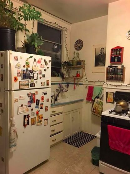 Non Aesthetic Apartment, My Future Apartment, 80s Studio Apartment, Clutter Apartment Aesthetic, Small Nyc Apartment Aesthetic Kitchen, Uni Kitchen Decor, Grunge Apartment Aesthetic Kitchen, College Kitchen Aesthetic, Early 2000s Apartment