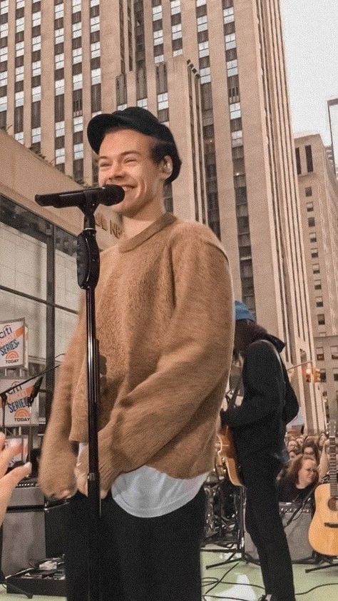 Harry Styles Outfit, How To Explain, Harry 1d, Harry Styles Aesthetic, Harry Styles Wallpaper, Harry Styles Pictures, Harry Styles Photos, Mr Style, Beige Aesthetic