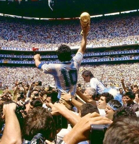 Maradona World Cup, Maradona Wallpaper, World Cup Wallpaper, Soccer Photography, Football Players Images, Football Photography, Football Illustration, Retro Jersey, Football History