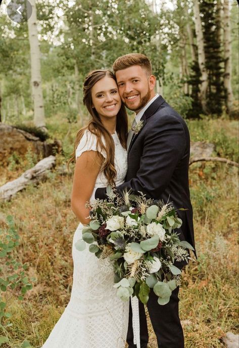 Eloping Ideas, Wedding Nature, Amazing Wedding Photos, Wedding Portrait Poses, Bouquet Inspiration, Prom Poses, Romantic Wedding Photography, Wedding Picture Poses, Wedding Pic