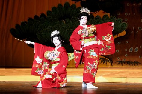 Kabuki Dancer | Traditional Dances Kabuki Dance, Cultural Dance, Chinese Dance, Vietnam Airlines, Shimane, Skeleton Dance, Kimono Japan, World Dance, Theatre Stage