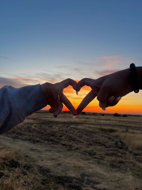 2 people making a heart with their fingers in front of an orange sunset. Sunset Photoshoot Friends, Watching Sunset Aesthetic, Sunset Friends Aesthetic, Bestie Photoshoot, Sunset Friends, Love Sunset, Photos Bff, Friends Pictures, Cute Background