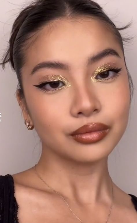 Fame Dr Makeup Looks, Makeup Looks With Gold Dress, Gold Makeup Inspiration, Greek Goddess Makeup Look Simple, Fearless Makeup Look, Golden Era Outfit, Gold Accent Makeup, Golden Birthday Makeup, Gold Sparkly Makeup