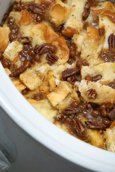 Crockpot French Toast Casserole, Pecan French Toast Casserole, Crockpot Breakfast Recipes, Pecan French Toast, Crockpot French Toast, Breakfast Crockpot Recipes, French Toast Casserole Recipes, Toast Casserole, Crockpot Breakfast