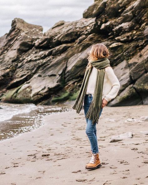 winter style Cold Beach Outfit, Beach Date Outfit, Fall Beach Outfits, Winter Beach Outfit, Beach Outfit Casual, Wander Outfit, Cold Weather Outfits Winter, Winter Beach, Cold Weather Outfit