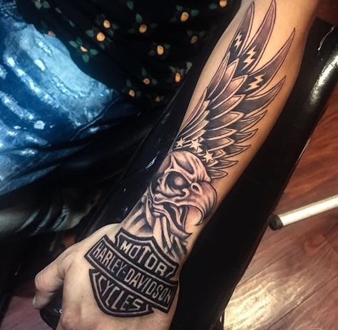 Harley Davidson Bar And Shield Tattoo, Harley Tattoos For Women, Harley Tattoo, Dragon Tattoo Arm, Shield Tattoo, Family Tattoos For Men, Harley Tattoos, Traditional Black Tattoo, Archangel Tattoo