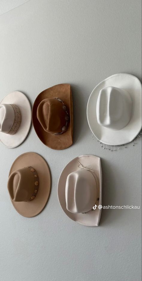 Cowgirl Hat Hanging On Wall, Cowgirl Hats On Wall, Wall Of Cowboy Hats, Costal Cowgirl Aesthetic Dorm Room, Hat Wall Bedroom, Coastal Cowgirl Room Ideas, Coastal Cowboy Aesthetic Bedroom, Costal Cowgirl Home, Cowgirl Hat Wall