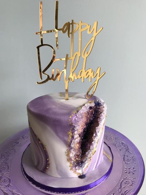 Amethyst Party Decor, Purple Geode Cake Birthday, Amethyst Birthday Cake, Amethyst Geode Cake, Amethyst Birthday Party, Purple 13th Birthday Cake, Geode Cake Birthday, Purple Birthday Cake For Women, Purple Geode Cake