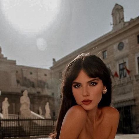 Paola Cossentino Aesthetic, Paola Cossentino Makeup, Bangs Makeup Look, Messy French Girl Makeup, Hair Styles With Fringe, French Long Hair, French Girl Haircut, French Bangs Round Face, French Bangs Medium Hair