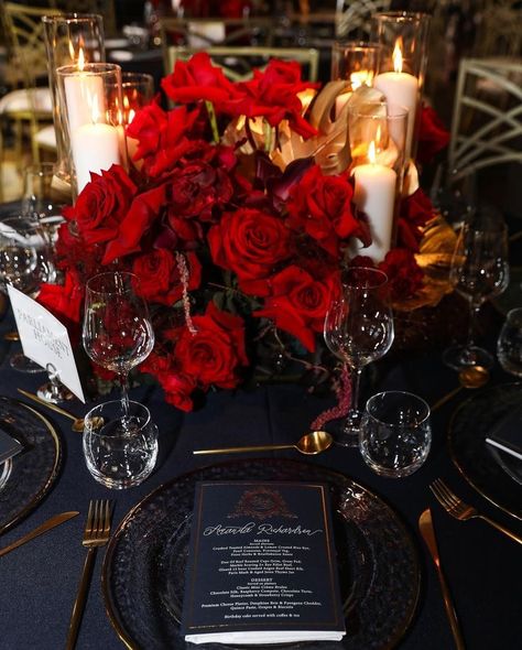 Black And Gold Table Decor, Colonial Wedding, Black And Gold Table, Dark Red Wedding, Gold Table Decor, Red Gold Wedding, Dinner Party Ideas, Casino Wedding, Wedding Sweatshirts