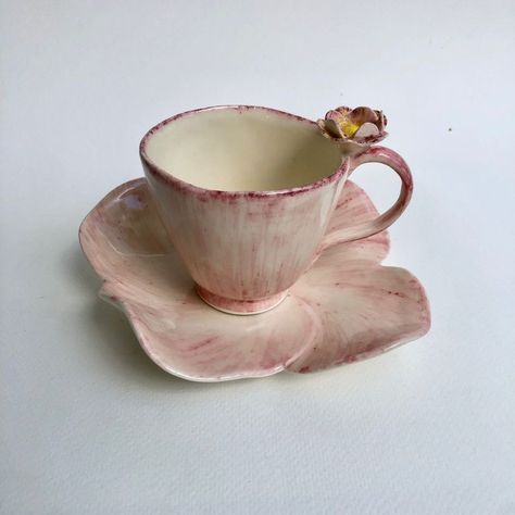 Pretty Mugs Coffee Cups, Pottery Cups Ideas, Flower Teacup, Pretty Pottery, Desain Pantry, Sculpture Art Clay, Cerámica Ideas, Antique Dishes, Pretty Mugs