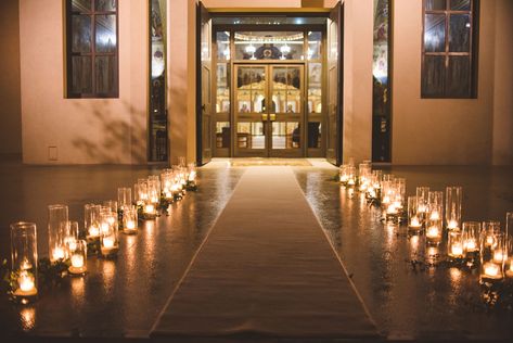 romantic candle lighting aisle Candle Lit Walkway Wedding, Candles Pathway, Candle Lit Pathway, Candle Pathway, Roman Wedding, Decoration Wedding Table, Wedding Table Setup, Romantic Candle, Winter Dream