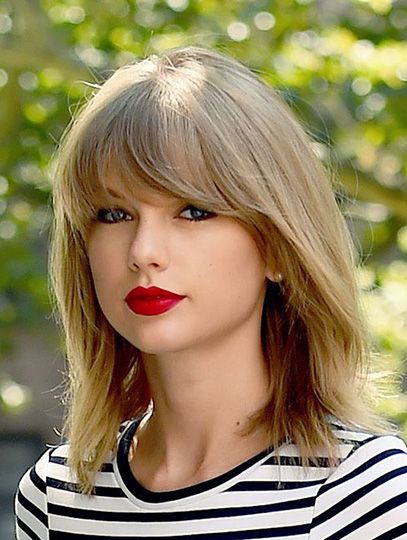 Lace Front Shoulder Length Blonde Straight With Bangs Taylor Swift Wigs  #syntheticshortwomanwigs #womanstraightshorthairstyle #ladiesblondeshorthaircut Taylor Swift Short Hair, Straight With Bangs, Shoulder Length Straight Hair, Shoulder Length Blonde, Hairstyles Simple, Long Hair Trends, Huge Hair, Short Hair Hacks, Human Hair Wigs Blonde