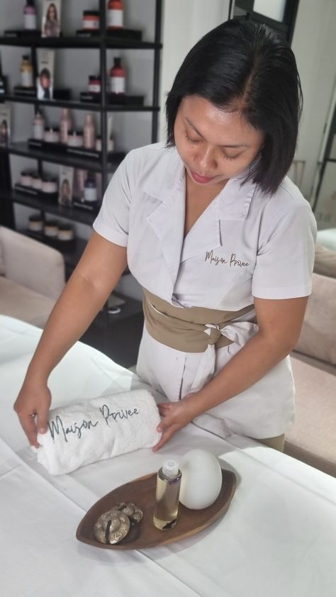 A massage therapist preparing the massage bed. Massage Home Service, Masseuse Aesthetic, Home Service Salon, Spa Outfit, Body Aesthetic, Best Massage, Swedish Massage, Beauty Therapist, Hair Spa