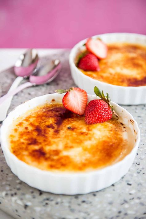 Greek Yoghurt Recipes, Yoghurt Recipe, Cream Brulee, Yogurt Toppings, Yogurt Dessert, France Food, Salted Caramel Ice Cream, Brulee Recipe, Creme Brulee Recipe