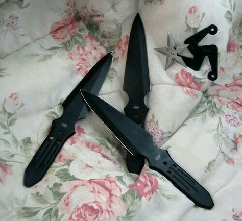 Knife Aesthetic, Pink Grunge, Dark Stories, Pretty Knives, Armed Robbery, Isabelle Lightwood, City Of Bones, Cool Knives, Sakura Haruno