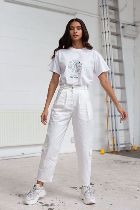 White Sneakers Outfit Ideas for Summer - thatgirlArlene White Tshirt Outfit, Oversize Tshirt Outfits, White Sneakers Outfit, Outfits Simple, Shirt Outfits, Monochromatic Outfit, White Woman, Fashion Autumn, Summer White