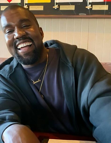 Kanye West Smiling, Kanye Memes, Funny Kanye, Kanye West Funny, Kanye West Wallpaper, Streetwear Lookbook, Photoshop Pics, Happy Photos, No Game No Life