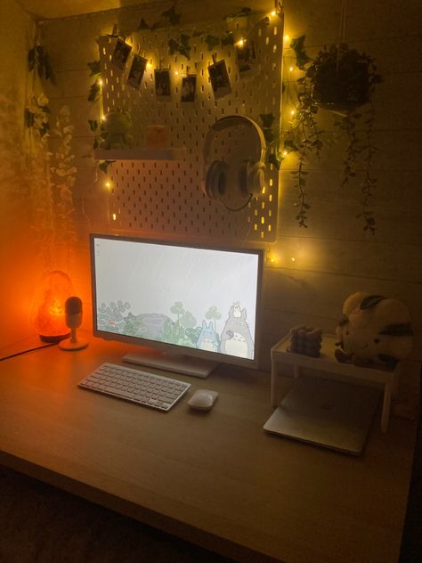 Fairy Light Desk Setup, Aestethic Desk Setup, Lights For Desk, Nice Desk Setup, Big Desk Setup, Desk With Fairy Lights, Desk Fairy Lights, Desk Led Lighting Ideas, Fairy Desk