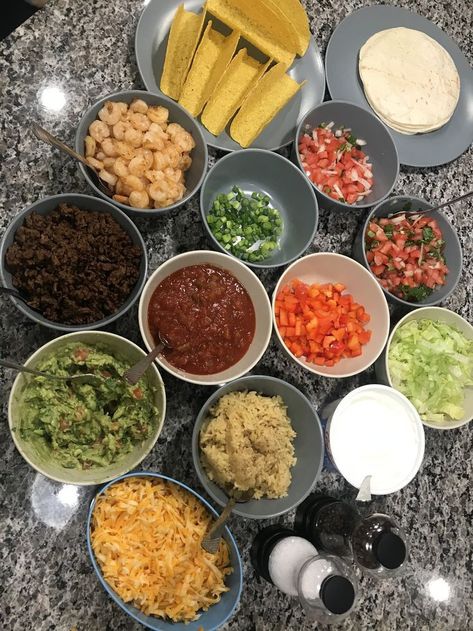 Taco Night Drinks, Tacos Night Ideas, Food Ideas For Friends Gathering, Friends Night Food Ideas, Taco Tuesday Aesthetic, Friend Gathering Ideas, Taco Night Ideas Parties, Taco Night Aesthetic, Mexican Tacos Aesthetic