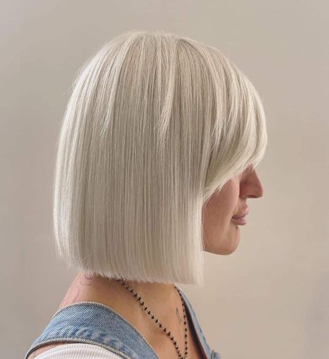 White Blonde Bob With Fringe, Middle Part Blonde Bob, White Blonde Bob, Bob Balayage, One Length Bobs, Petite Blonde, Lob With Bangs, Hair Doo, Short Blonde Bobs