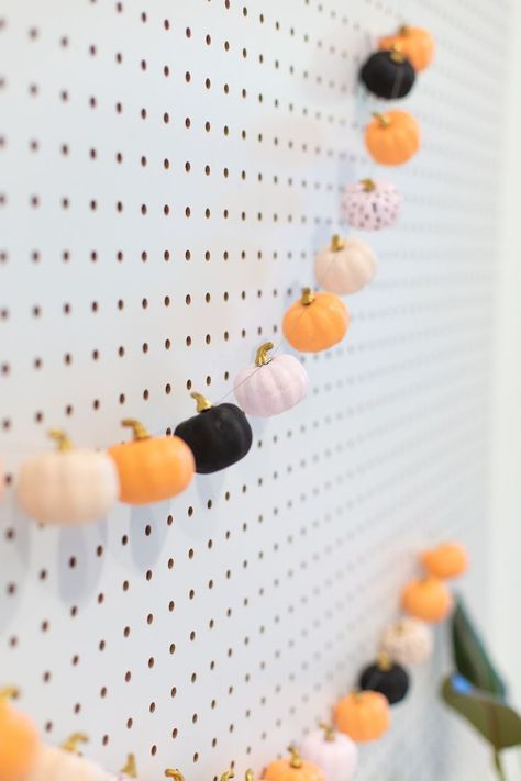 DIY mini pumpkin garland decoration for fall. #fall #pumpkins #halloween #garland Diy Halloween Garland, Halloween Decor Diy, Casa Halloween, Easy Fall Decor, Garland Decoration, Pumpkin Garland, Diy Halloween Decor, Adornos Halloween, Halloween Garland