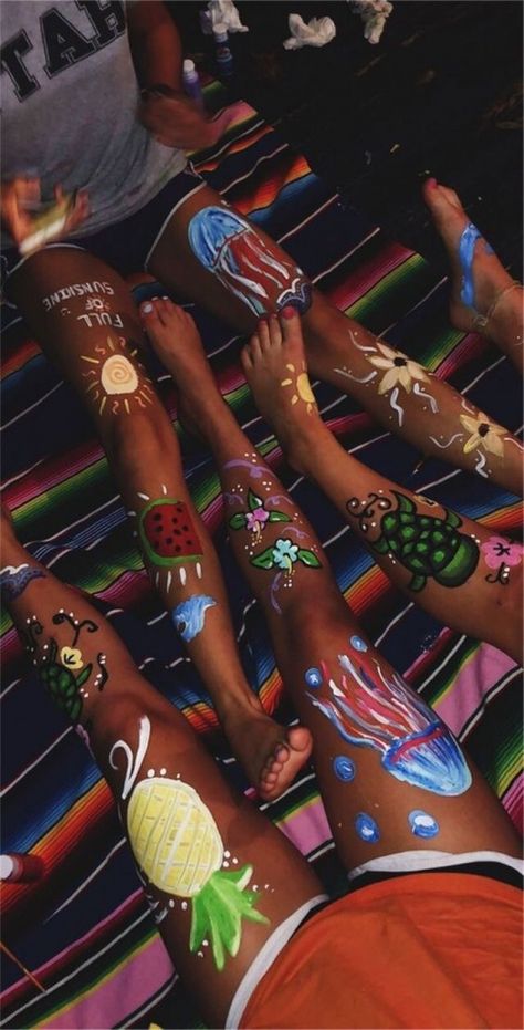 Leg Paint Ideas, Leg Painting Ideas, Stuff To Do With Friends, Hangout Ideas, Summer List, Leg Painting, Leg Art, Summer Vision Board, Best Friend Activities